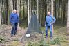 Alfons Schrigten (l.) und Heinrich Niehoff aus Nordlohne haben es in die Hand genommen. Nach der Standortsuche durch ihren Förster errichteten sie für ihre FBG Borkenkäferfangsysteme.