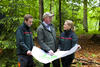 Ein Waldbesitzer in Rücksprache mit einem Berater und einer Beraterin der LWK. Im Gespräch zur Planung für den Wald sollen in Zukunft auch Risiken berücksichtigt werden - © LWK